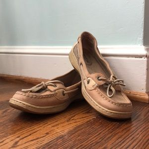 Tan Sperrys. Women’s 6.